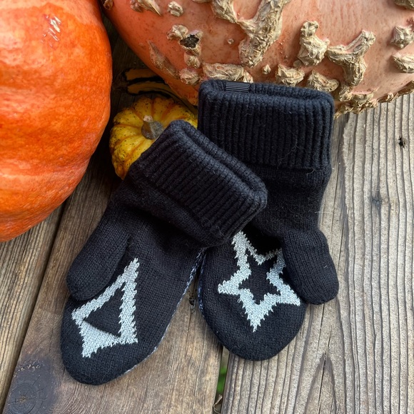 Girls Lululemon mittens - Picture 2 of 3